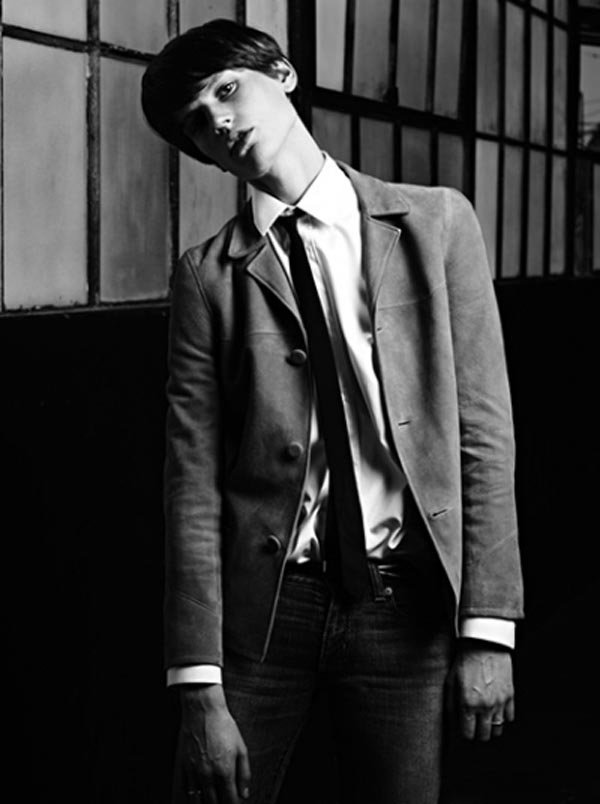 Androgün női modell a Yves Saint Lauren 2013-as tavaszi-nyári férfi ruha kampányában