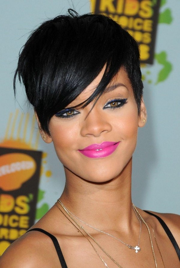 มาดูทรงผมแต่ละทรงของสาวสวยคนนี้ Rihanna แต่ละทรงให้ทายว่าจะเกิด หรือ ดับ อิอิ