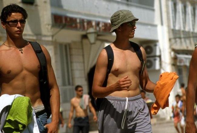 Look de l'été 2011 : Ces mecs qui portent des maillots de bain en ville, on en pense quoi ?