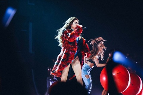 ลุคสุดแซ่บของ Selena Gomez - Selena Gomez - Revival Tour - Celeb Style - แฟชั่นคุณผู้หญิง