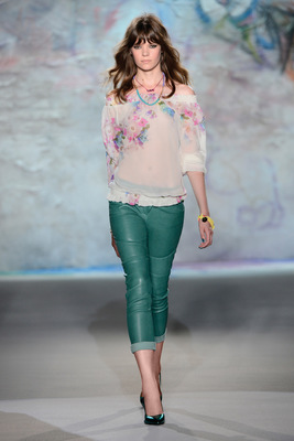 Mạnh mẽ nhưng không kém phần nữ tính với BST Patrizia Pepe Xuân / Hè 2013. - Patrizia Pepe - Xuân / Hè 2013 - Nhà thiết kế - Thời trang