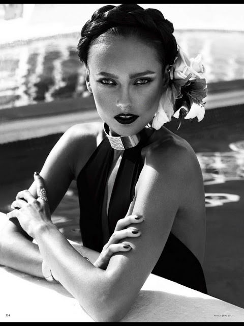 Karmen Pedaru quyến rũ gọi hè trên bìa tạp chí Vogue Đức tháng 6/2013. - Karmen Pedaru - Người mẫu - Tin thời trang - Thời trang