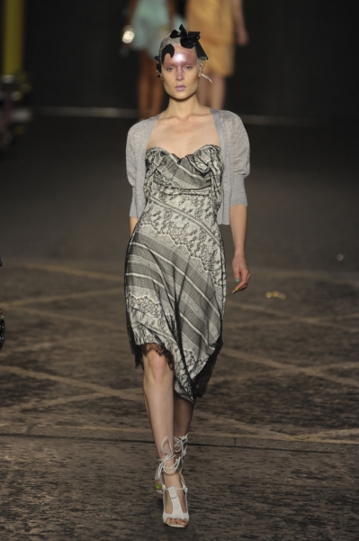 Vivienne Westwood โชว์ความน้อยใน London Fashion Week  2012 - Vivienne Westwood - London Fashion Week - แฟชั่นคุณผู้หญิง - แฟชั่นโชว์