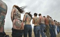 众多纹身者在荷兰Zandvoort海滩裸秀