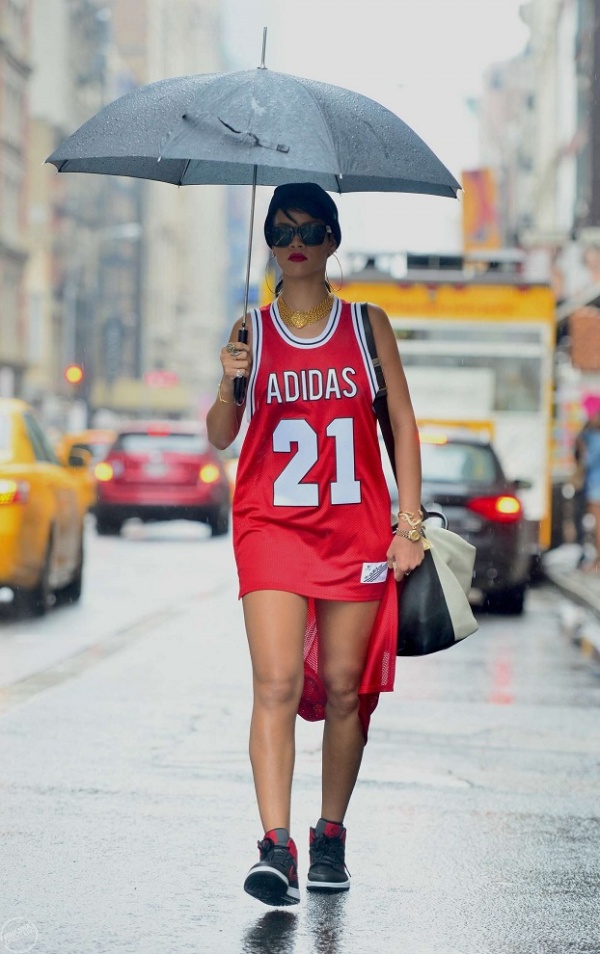 Rihanna Turns Sidewalk into Her Catwalk [PHOTOS] - Rihanna - Celeb Styles - Street Hits