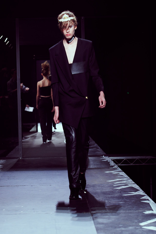 Versus và NTK JW Anderson ra mắt BST cá tính dành cho bạn trẻ - JW Anderson - Versus - Bộ sưu tập - Nhà thiết kế - Thời trang - Thời trang nữ - Thời trang nam