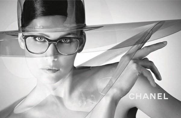 Karl Lagerfeld fotózta Laetitia Castát a Chanel 2013-as tavaszi-nyári szemüveg kollekciójának