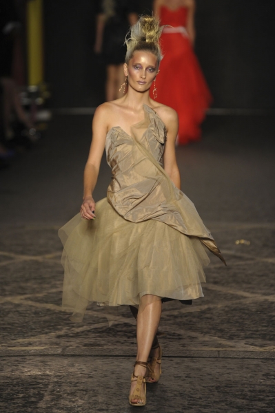 Vivienne Westwood โชว์ความน้อยใน London Fashion Week  2012 - Vivienne Westwood - London Fashion Week - แฟชั่นคุณผู้หญิง - แฟชั่นโชว์