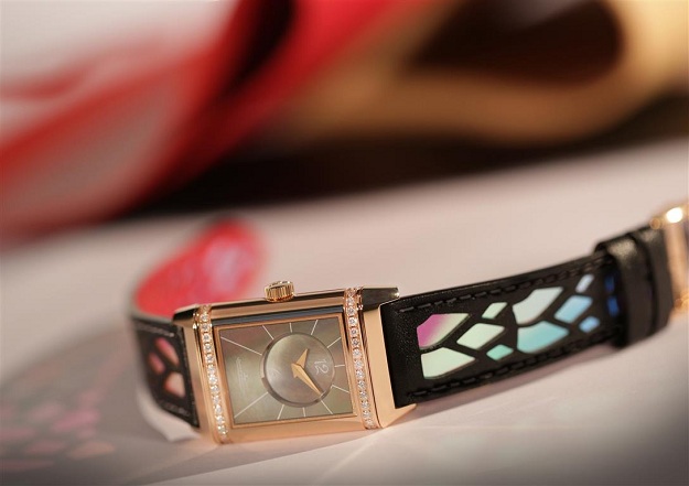 คอลเลคชั่นนาฬิกาสุดหรู REVERSO โดยการออกแบบร่วมกับ CHRISTIAN LOUBOUTIN - แฟชั่น - แฟชั่นคุณผู้หญิง - นาฬิกา - เครื่องประดับ - เทรนด์ใหม่ - คอลเลคชั่น - CHRISTIAN LOUBOUTIN - REVERSO - Christian Louboutin