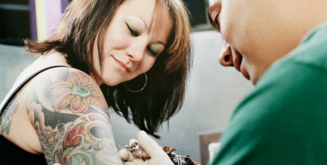 Dermatolozi upozoravaju: Tetoviranje je opasno!