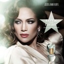 Mode : Jennifer Lopez plus glamour que jamais dans la campagne de son parfum "Love and Light" ! - Jennifer Lopez - Love and light - Parfum - Glamour - Rétro - Septembre - Star - Hollywood - Robe kimono - Satin - Vintage - Bomba latina