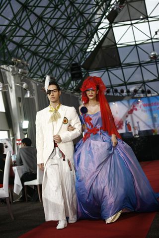 แฟชั่นชุดวิวาห์ Carnival of Love จุดประกายไอเดียแปลกใหม่งานวิวาห์ของหนุ่มสาววันนี้ - แฟชั่น - ชุดวิวาห์