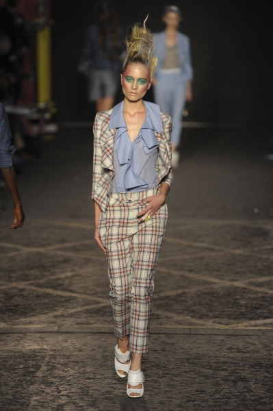Vivienne Westwood โชว์ความน้อยใน London Fashion Week  2012 - Vivienne Westwood - London Fashion Week - แฟชั่นคุณผู้หญิง - แฟชั่นโชว์