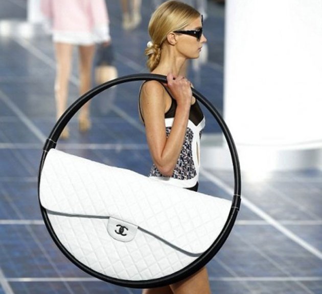 Da li biste nosile ovu otkačenu torbu Karla Lagerfelda