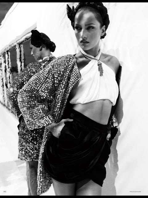Karmen Pedaru quyến rũ gọi hè trên bìa tạp chí Vogue Đức tháng 6/2013. - Karmen Pedaru - Người mẫu - Tin thời trang - Thời trang