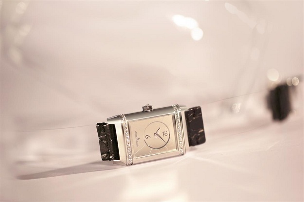 คอลเลคชั่นนาฬิกาสุดหรู REVERSO โดยการออกแบบร่วมกับ CHRISTIAN LOUBOUTIN - แฟชั่น - แฟชั่นคุณผู้หญิง - นาฬิกา - เครื่องประดับ - เทรนด์ใหม่ - คอลเลคชั่น - CHRISTIAN LOUBOUTIN - REVERSO - Christian Louboutin
