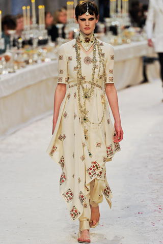 Cảm nhận hơi thở Ấn  Độ trong BST Thu đầy bí ẩn từ Chanel Pre-Fall 2012 - Bộ sưu tập - Chanel