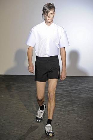 อุ้ย..ตาย ว๊ายกรี๊ด!! ผู้ชายก็ใส่ Mini Shorts!! - Raf Simons - Mugler - Lanvin - Hardy Amies - แฟชั่นคุณผู้ชาย