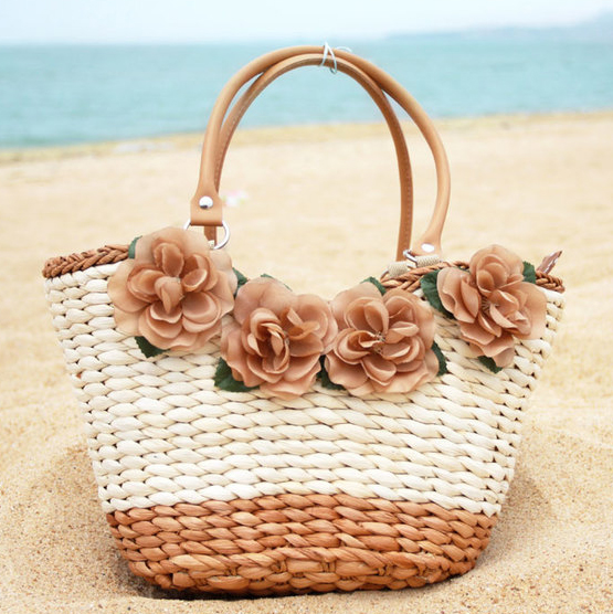 แฟชั่นกระเป๋าประดับดอกไม้ สีสันสดใส สวยน่ารัก รับซัมเมอร์ !! - แบบกระเป๋า - แฟชั่นกระเป๋า - กระเป๋าเดินชายทะเล - กระเป๋าประดับดอกไม้