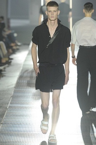 อุ้ย..ตาย ว๊ายกรี๊ด!! ผู้ชายก็ใส่ Mini Shorts!! - Raf Simons - Mugler - Lanvin - Hardy Amies - แฟชั่นคุณผู้ชาย