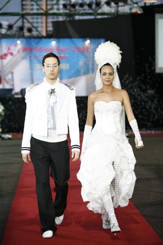 แฟชั่นชุดวิวาห์ Carnival of Love จุดประกายไอเดียแปลกใหม่งานวิวาห์ของหนุ่มสาววันนี้ - แฟชั่น - ชุดวิวาห์