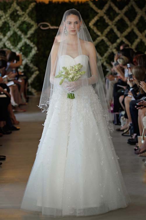 Đắm chìm trong BST Váy cưới tinh khôi từ Oscar de la Renta - Thời trang nữ - Xuân/Hè 2013 - Thời trang cưới - Váy cưới - Oscar de la Renta