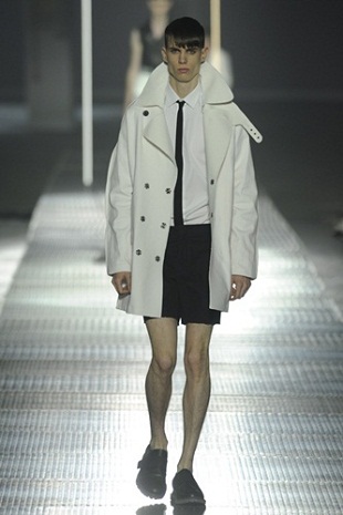 อุ้ย..ตาย ว๊ายกรี๊ด!! ผู้ชายก็ใส่ Mini Shorts!! - Raf Simons - Mugler - Lanvin - Hardy Amies - แฟชั่นคุณผู้ชาย