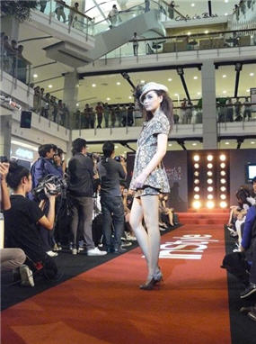 นิตยสารอินสไตล์ ชวนคุณเปิดโลกแห่งแฟชั่น - นิตยสาร - InStyle - วิว วรรณรถ - ก้อย รัชวิน - นุช นีรนาถ - แฟชั่นโชว์