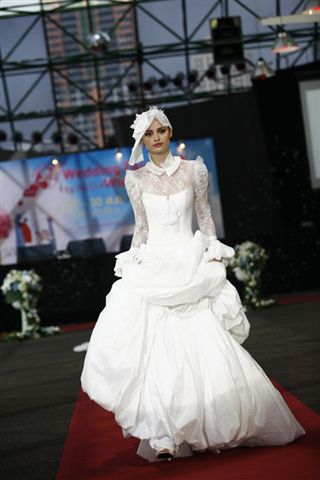 แฟชั่นชุดวิวาห์ Carnival of Love จุดประกายไอเดียแปลกใหม่งานวิวาห์ของหนุ่มสาววันนี้ - แฟชั่น - ชุดวิวาห์