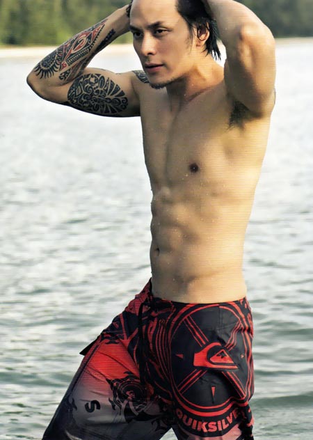 หนุ่มแทคในมาดสปอร์ตแมน  จากนิตยสาร men's health - นิตยสาร - หุ่นเฟิร์ม - กีฬาทางน้ำ - ซิกแพคแน่น - แทค ภรัณยู - men's health - แฟชั่น