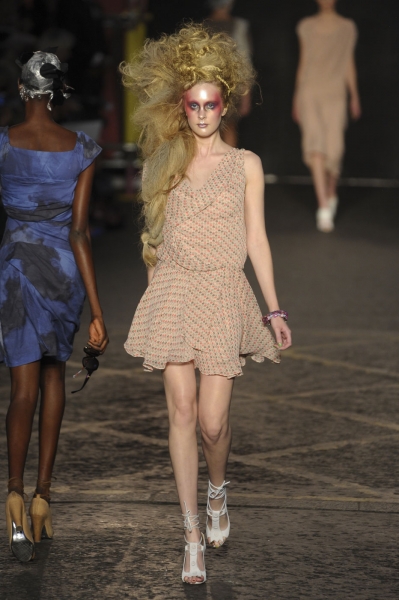 Vivienne Westwood โชว์ความน้อยใน London Fashion Week  2012 - Vivienne Westwood - London Fashion Week - แฟชั่นคุณผู้หญิง - แฟชั่นโชว์