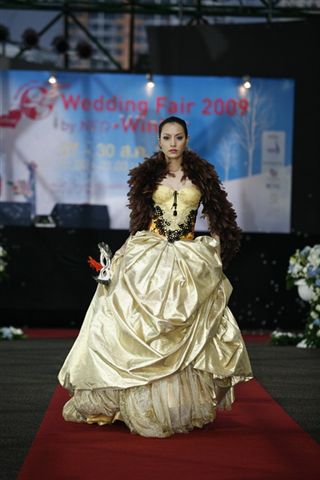แฟชั่นชุดวิวาห์ Carnival of Love จุดประกายไอเดียแปลกใหม่งานวิวาห์ของหนุ่มสาววันนี้ - แฟชั่น - ชุดวิวาห์
