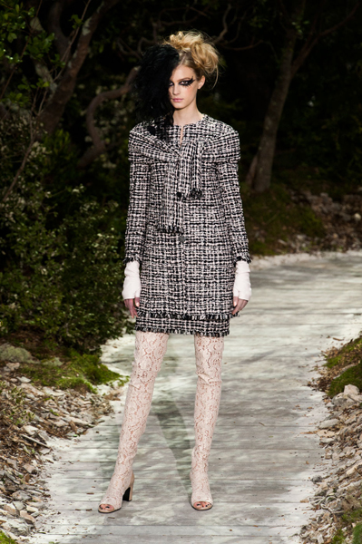 จากรันเวย์แฟชั่นโชว์สุดจี๊ดของ Chanel - แฟชั่น - แต่งหน้า - แฟชั่นคุณผู้หญิง - แฟชั่นดารา - เคล็ดลับ - ทรงผม - เทรนด์ใหม่ - อินเทรนด์ - ความงาม - Celeb Style