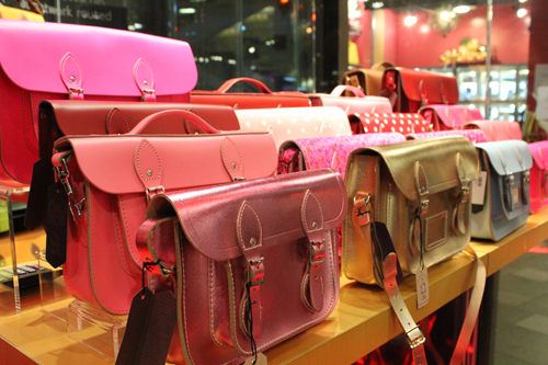 กระเป๋าทรง Satchel  มีเสน่ห์สุดคลาสสิก สไตล์อังกฤษ