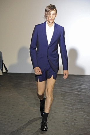 อุ้ย..ตาย ว๊ายกรี๊ด!! ผู้ชายก็ใส่ Mini Shorts!! - Raf Simons - Mugler - Lanvin - Hardy Amies - แฟชั่นคุณผู้ชาย