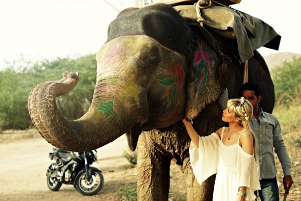 Ulrikke Lund hoang dã cùng chú voi Rupa ở Ấn Độ - Ulrikke Lund - Thời trang nữ - Người mẫu - Tư vấn - Hình ảnh
