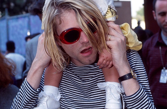 แว่นทรง “Kurt Cobain” เจ้าพ่อแฟชั่นสไตล์กรันจ์ สู่ไอเท็มโปรดของเหล่าเซเลบ - แฟชั่น - แว่นตา - อินเทรนด์ - เทรนด์แฟชั่น - การแต่งตัว - เทรนด์ใหม่ - แฟชั่นวัยรุ่น