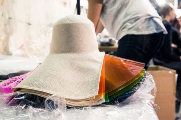 Nổi bật đón hè với nón Chalayan. - Phụ trang - Nón - Nhà thiết kế - Chalayan