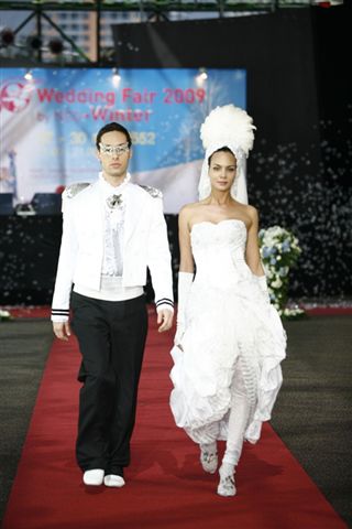 แฟชั่นชุดวิวาห์ Carnival of Love จุดประกายไอเดียแปลกใหม่งานวิวาห์ของหนุ่มสาววันนี้ - แฟชั่น - ชุดวิวาห์