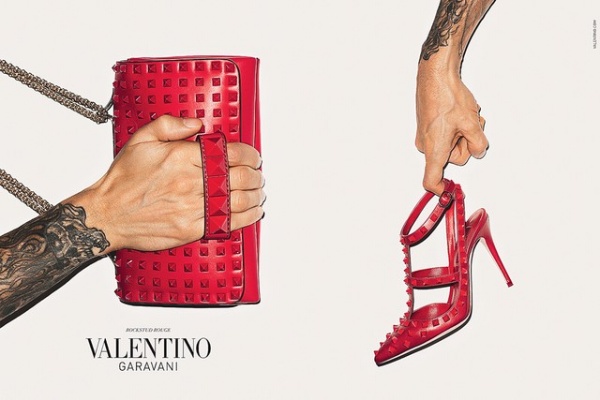 Terry Richardson khoe hình xăm nghệ thuật trong quảng cáo phụ kiện Valentino Thu 2013. - Terry Richardson - Phụ kiện - Túi xách - Giày - Valentino - Thu 2013 - Tin thời trang