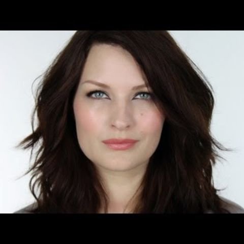 Make-up For Pale Girls Inspired by Christina Hendricks