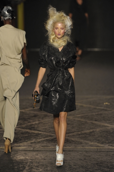 Vivienne Westwood โชว์ความน้อยใน London Fashion Week  2012 - Vivienne Westwood - London Fashion Week - แฟชั่นคุณผู้หญิง - แฟชั่นโชว์