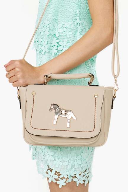 Trẻ trung ngày hè với túi xách rực rỡ từ Nasty Gal
