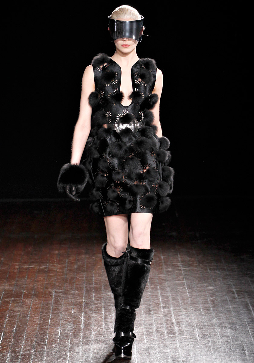 แฟชั่นโชว์จาก Alexander McQueen - นางแบบ - อินเทรนด์ - แฟชั่น - เทรนด์ใหม่ - แฟชั่นโชว์ - ดีไซเนอร์