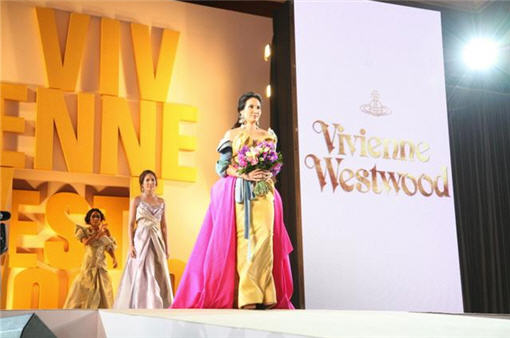 งานราตรีเฉลิมพระเกียรติ “Glory of Silk-Flower of Love” - งานราตรี - เฉลิมพระเกียรติ - วิเวียน เวสต์วูด - Vivienne Westwood - แฟชั่นโชว์