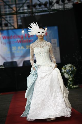 แฟชั่นชุดวิวาห์ Carnival of Love จุดประกายไอเดียแปลกใหม่งานวิวาห์ของหนุ่มสาววันนี้ - แฟชั่น - ชุดวิวาห์
