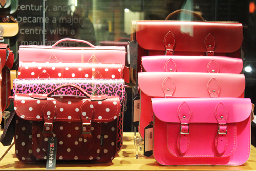 กระเป๋าทรง Satchel  มีเสน่ห์สุดคลาสสิก สไตล์อังกฤษ