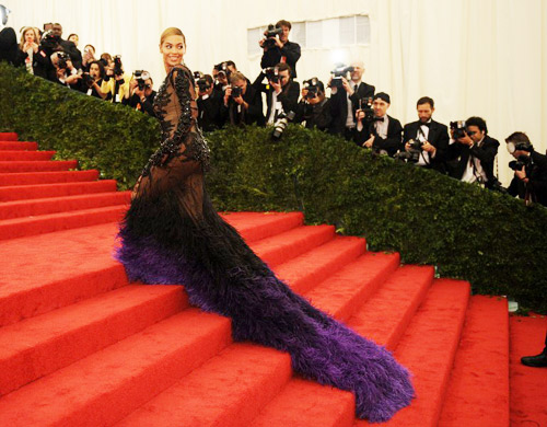 แฟชั่นแซ่บ ๆ ของเหล่าคนดัง ในงาน Met Gala 2012