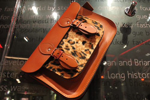 กระเป๋าทรง Satchel  มีเสน่ห์สุดคลาสสิก สไตล์อังกฤษ - กระเป๋า - กระเป๋าทรง Satchel - กระเป๋าสไตล์อังกฤษ - The British Satchel - กระเป๋าแบบคลาสสิก
