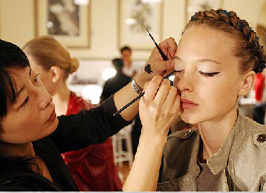 Black Eyeliner เล็กคมกริบ - แต่งหน้า